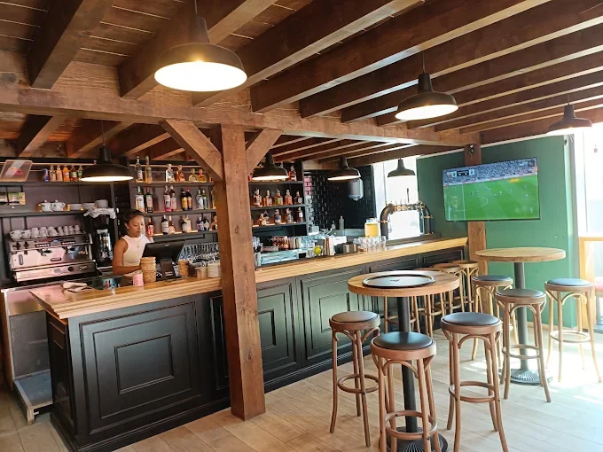 Salle du pub avec écrans pour regarder les compétitions