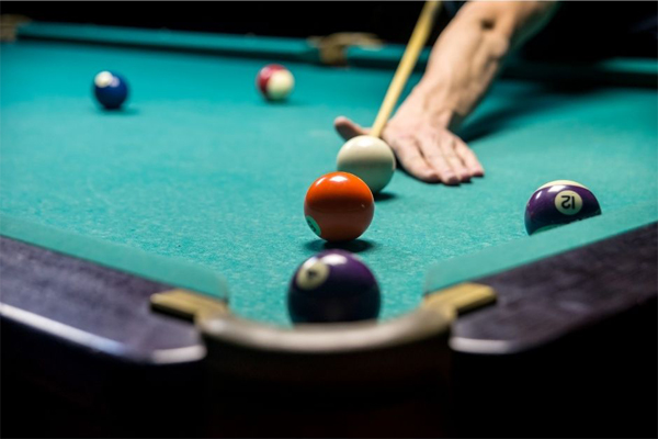 Joueur de billard en train de viser
