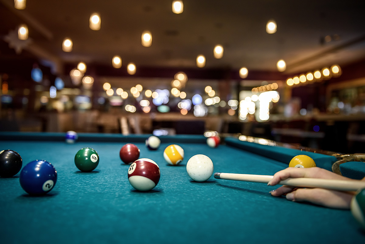 Table de billard sous les lampes